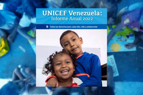 Portada del informe anual de UNICEF Venezuela del año 2022 en la que aparecen un niño y una niña abrazados