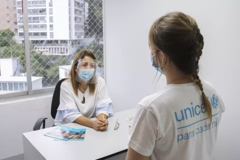 Alejandra Pocaterra, Oficial de Comunicación de UNICEF, conversando con Hilda Heredia, Consejera de Protección, durante una visita a uno de los Consejos de Protección apoyados por UNICEF, en Caracas.