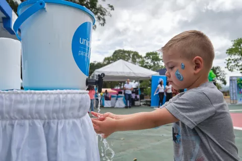 Niño de tres años lavándose las manos en actividad de UNICEF por el día mundial de lavado de manos
