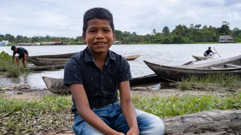 Dahir Franco, 10, sonríe a la cámara después de una entrevista en San Francisco de Guayo en el estado Delta Amacuro el 21 de marzo de 2023. 