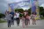 Niños y niñas saltan frente al arco de entrada a la Feria de los Derechos de la Niñez organizada por UNICEF Venezuela