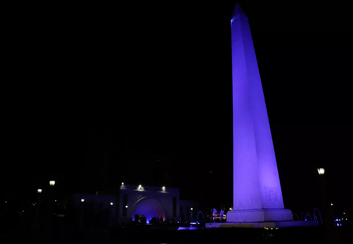 El obelisco y la concha acústica de la Plaza de la República iluminadas de azul para conmemorar el Día Mundial de la Infancia y recordar la importancia de proteger y respetar los derechos de la niñez