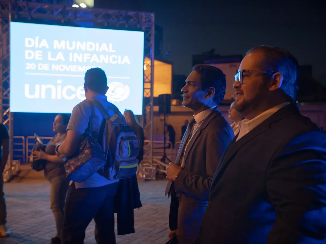 El Representante de UNICEF en Venezuela, Abubacar Sultán y el Director General de El Sistema Herich Sojo presentes en el acto de conmemoración del Día Mundial de la Infancia en Caracas