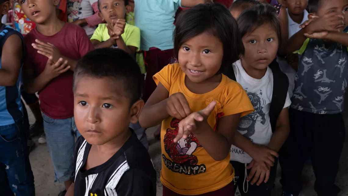 Niños durante una actividad de sensibilización en la escuela comunitaria de San Francisco de Guayo sobre agua, higiene y saneamiento, y la importancia del agua potable en San Francisco de Guayo en el estado de Delta Amacuro el 21 de marzo de 2023.