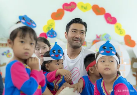 Goodwill Ambassador Choi Si-won visited the UNICEF Viet Nam's "SMile for U" project site.