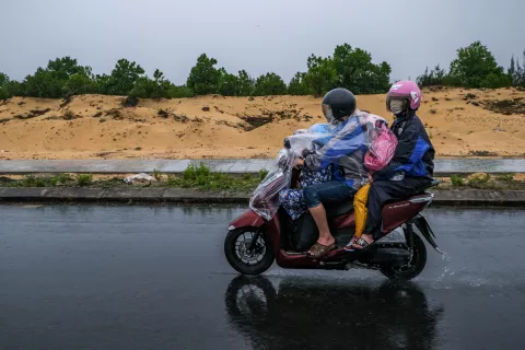 Một gia đình sơ tán khỏi chỗ ở của họ trước khi cơn bão Noru đổ bộ vào ngày 27 tháng 9 năm 2022 tại tỉnh Quảng Nam, Việt Nam.