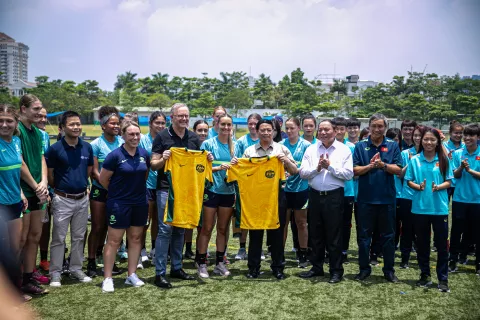 The Prime Ministers of Australia, the Honourable Anthony Albanese, and Viet Nam, HE Pham Minh Chinh, attended a girls’ football event organised by the Australian Embassy, UNICEF Viet Nam the United Nations International School of Hanoi (UNIS Hanoi) today. 