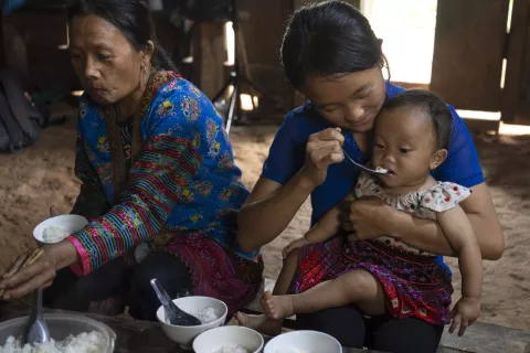 Nghiên cứu mới cho thấy hàm lượng đường và muối cao trong thực phẩm thương mại được bán cho trẻ em ở Đông Nam Á