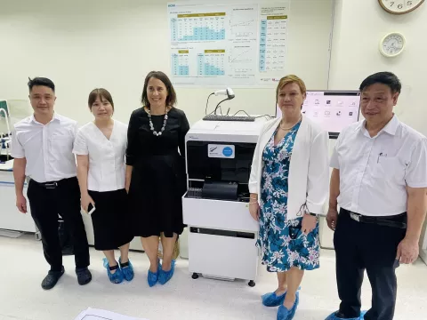 From right to left, Dr. Pham Ngoc Thach, Director of the National Hospital for Tropical Diseases, Ms. Rana Flowers, UNICEF Representative, Ms. Tredene Dobson, New Zealand Ambassador to Viet Nam and two doctors of hematology at the handover ceremony of medical equipment worth NZ$1 million at the National Hospital for Tropical Diseases in Dong Anh, Ha Noi.