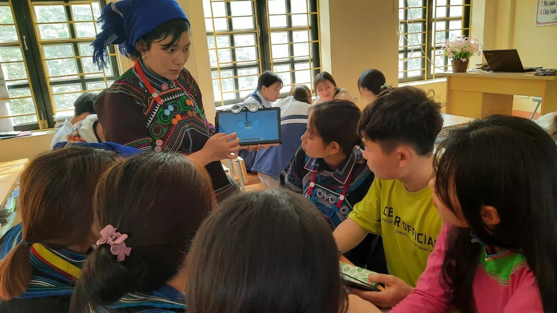 Trang, 35 tuổi, một giáo viên ở Lào Cai, Việt Nam. Cô được đào tạo qua chương trình do UNICEF hỗ trợ để giảng bài cho học sinh bằng phương pháp STEM có sử dụng máy tính bảng, máy tính để bàn và công nghệ thực tế ảo tăng cường.