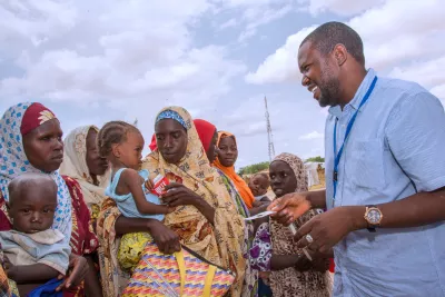 On 28 June 2016 in Nigeria, UNICEF Nutrition Officer Panzomo Usman (right) discusses screening and treatment of severe acute malnutrition (SAM) at the community-based management of acute malnutrition treatment site in Muna-Garage IDP camp, Maiduguri, Borno State.
