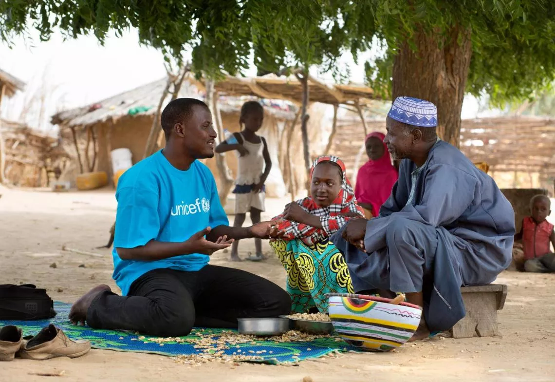 On 19 November 2015 in Rounga Hardo Oro in Maradi District, Issa Souleymane Madougou (in UNICEF t-shirt) from the Direction régionale de la population, de la promotion de la femme et de la protection de l’enfant de Maradi talks with the father (Abdou Garba, 55) of Habsatou (in red plaid).
