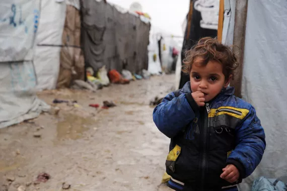 una niña  siria en un campo de refugiados