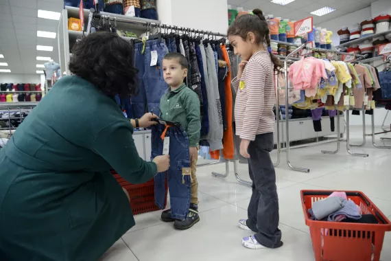 Լուսինեն իր երկու երեխաների՝ վեցամյա Գրիգորիի և յոթամյա Անուշի հետ այցելել է համապատսխան խանութ և տաք հագուստ ու կոշիկներ է ընտրում նրանց համար: 