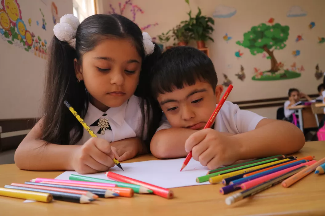 Children draw together at one of the pilot inclusive schools in Baku. 