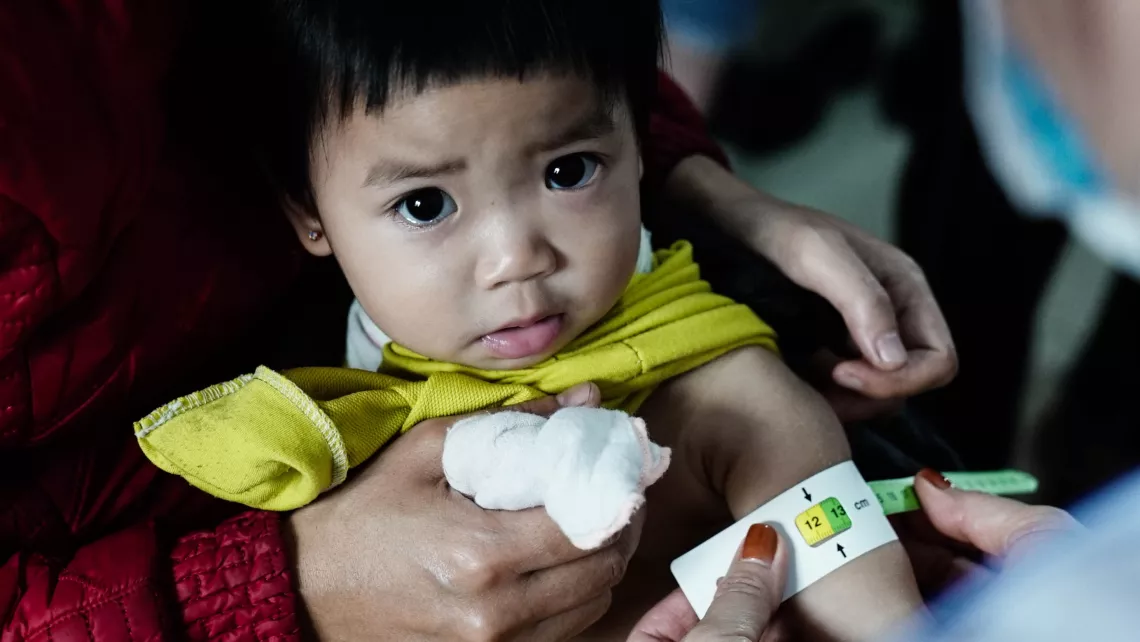 A Moderate acute malnutrition (MAM) case was measured by health worker in Ha Tinh’s commune health center.