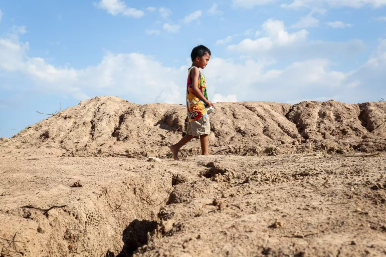 The increase in temperatures has forced Teerawat Sangpunha, a student from Baan Som Dej School in Ubon Ratchathani province, to endure extremely hot temperatures and drought. This significantly affects the day-to-day lives, well-being, and development of children.
