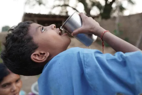 6 साल की काव्या को उनके घर में लगे पाइप के ज़रिए अब पीने के लिए साफ पानी मिलता है। जल जीवन मिशन के ज़रिए यूनिसेफ भारत के सबसे पिछड़े व वंचित परिवारों को पीने का साफ पानी उपलब्ध कराने हेतु सरकार के साथ मिलकर काम कर रहा है।