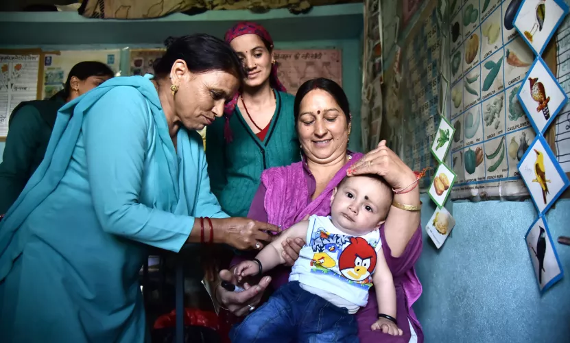 एक महिला स्वास्थ्य कार्यकर्ता ने नौ महीने से 15 साल के बीच के बच्चों के टीकाकरण अभियान के दौरान 10 महीने के बच्चे को खसरा रूबेला का टीका लगाया। टीकाकरण सत्र हिमाचल प्रदेश के मंडी जिला के करसोग डाकघर केलोधर गांव स्थित आंगनबाड़ी केंद्र में हुआ।