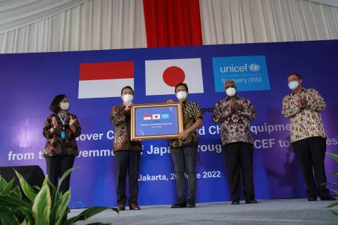 Perwakilan Pemerintah Indonesia: Kementerian Kesehatan, Kementerian Luar Negeri, Pemerintah Jepang dan UNICEF saling memberikan tanda terima kasih