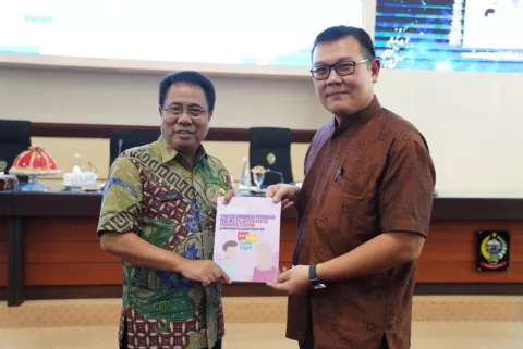 Perwakilan Tanoto Foundation dan UNICEF Indonesia menunjukkan buku pedoman strategi komunikasi perubahan perilaku