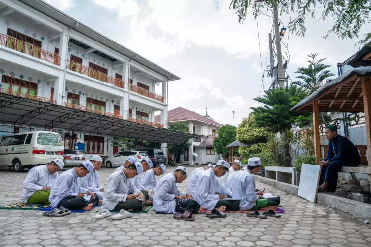 Students practice during Arabic language lessons in Dayah Terpadu Inshafuddin, Banda Aceh.