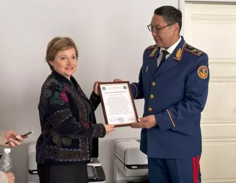 Cristina Brugiolo is handing over certificate for 10 printers to the minister of emergency situations