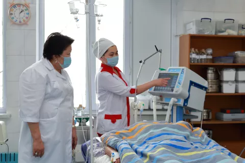 Almira Aldasheva together with a nurse checking the recovering stage of a patient in the Regional Issyk-Kul hospital.