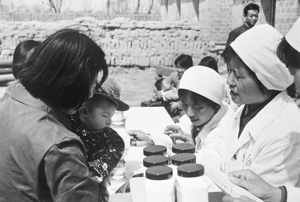 едсестры раздают витамины, которые предоставил ЮНИСЕФ, мамам и детям.