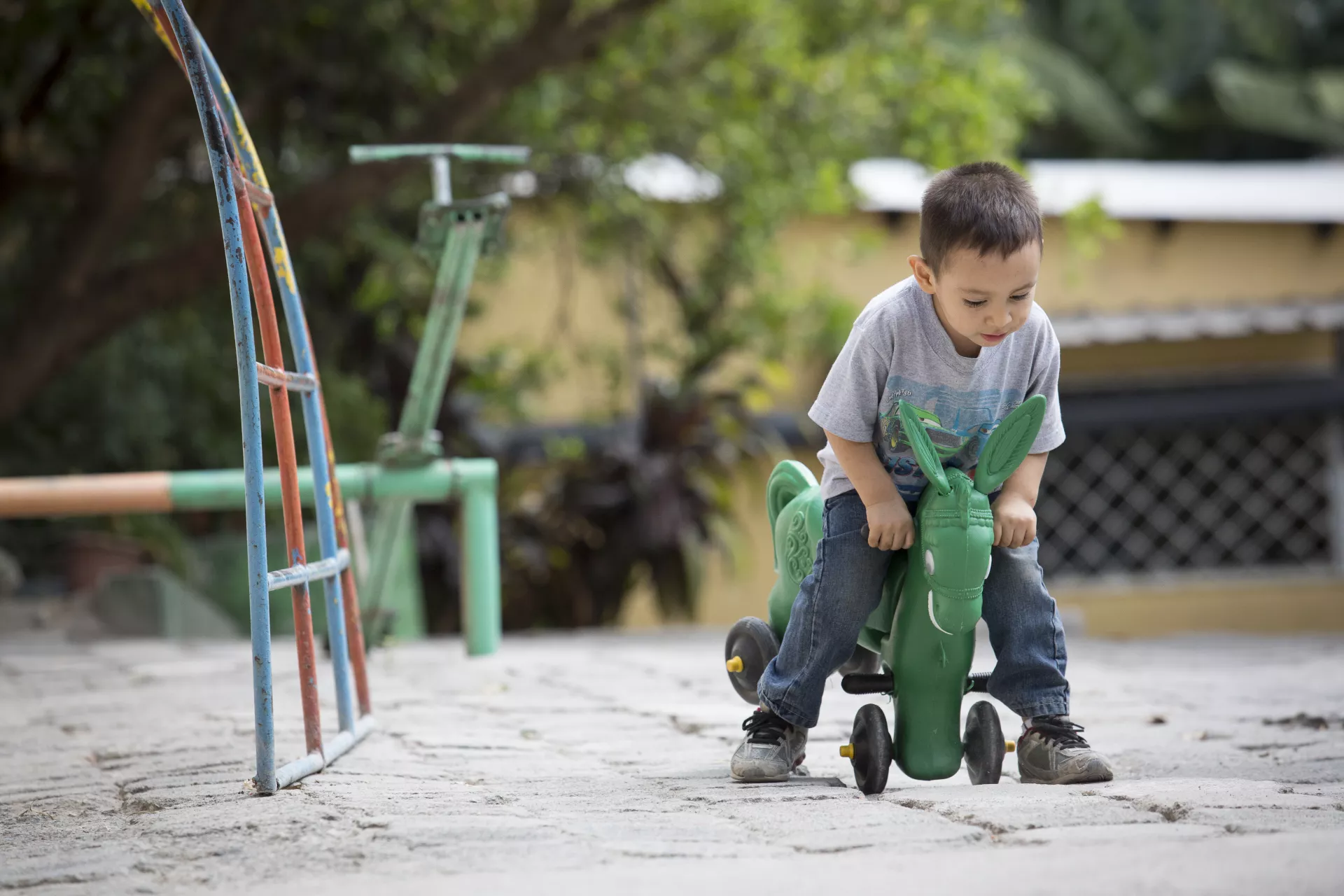 Niño salvadoreño jugando en un parque infantil.