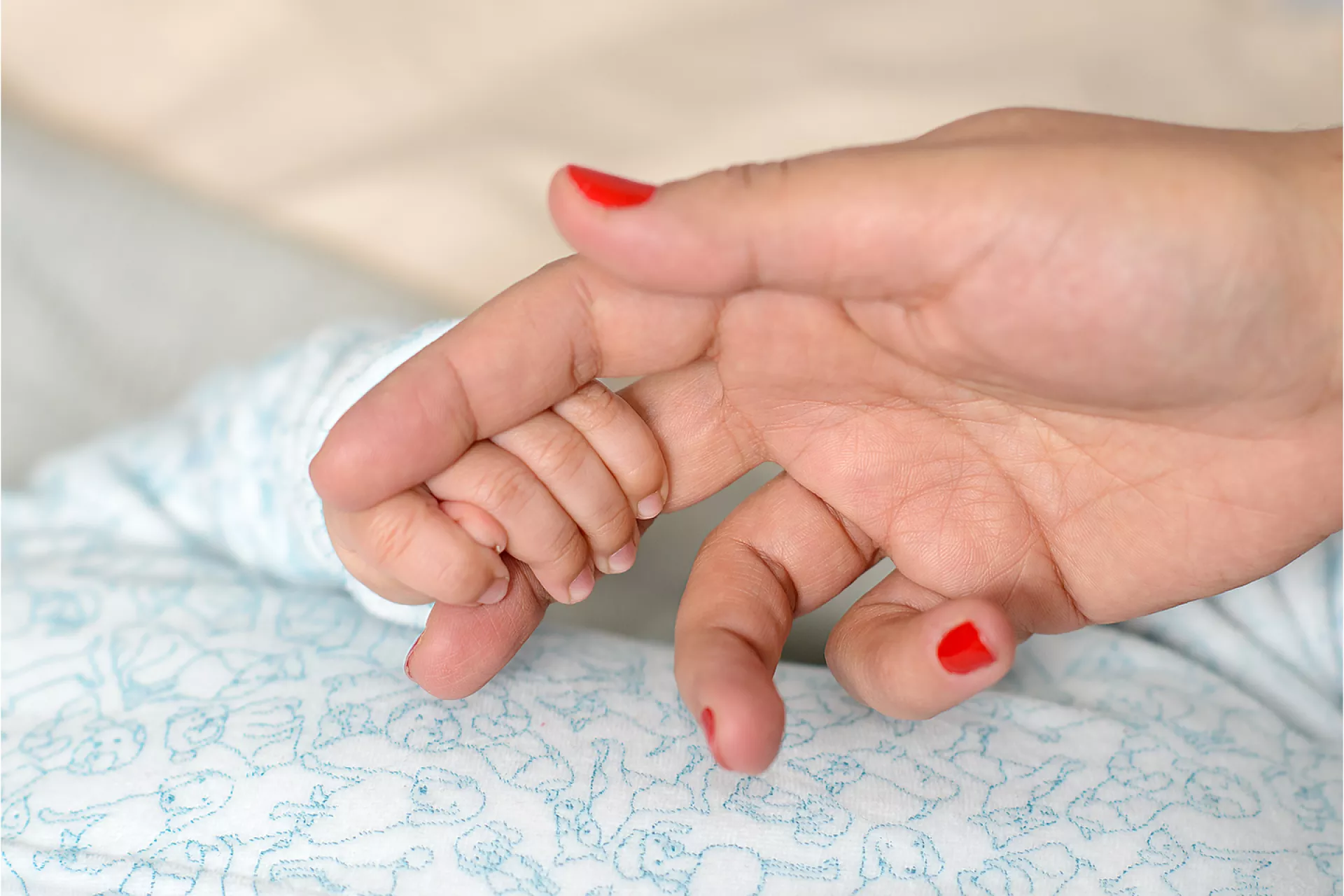 El 2 de agosto de 2019, Simón, de 2 meses, sostiene el dedo de su madre, Eugenia, mientras amamanta, en su casa de Montevideo, Uruguay. 