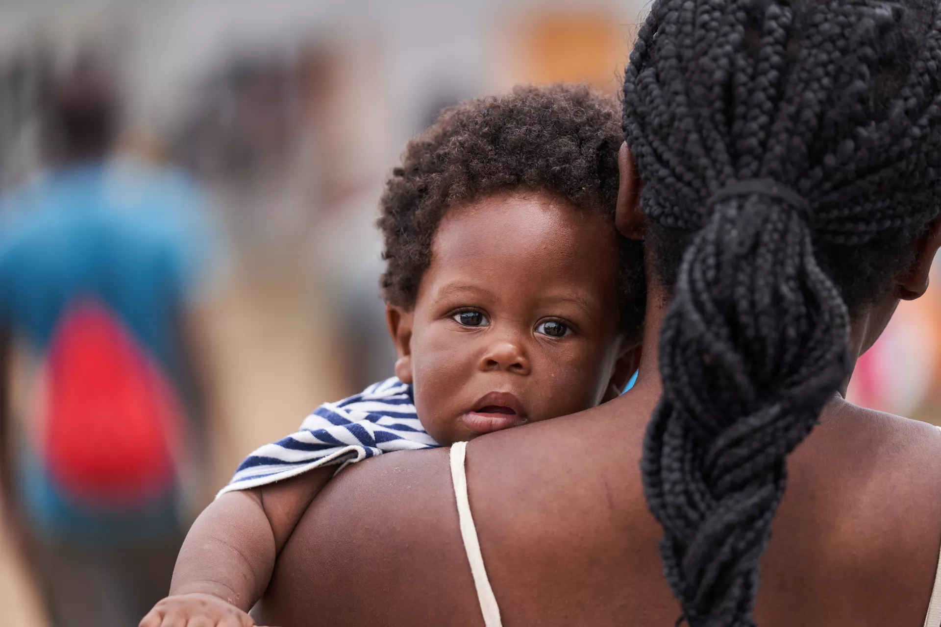 October 2021. MRS Lajas Blancas, Darién, Panamá. Mina Lareus (Haitian) holding her son, James Charles, in her arms while walking in MRS Lajas Blancas.