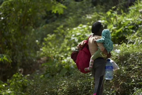 Una joven madre de Sierra Leona y su bebé llegan al refugio para migrantes.