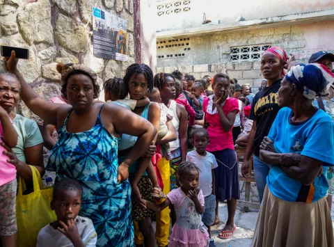 Un grupo de mujeres, niños y niñas esperan afueran de un centro nutricional en el barrio de Delmas en Puerto Príncipe, la capital de Haití. 