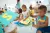 Niños y niñas disfrutan de actividades lúdicas junto a miembros de Unicef en el Espacio Amigable para la Niñez ubicado en el albergue Portete