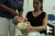 Un trabajador de la salud mide la circunferencia de la cabeza de un bebé durante un examen de rutina, en una clínica de maternidad maternoinfantil en Philipsburg, Sint Maarten. 