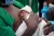 bebé recién nacido apoyado en el pecho de su padre en plan canguro