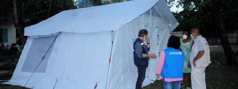 Des personnels de l'UNICEF discutent pres d'une tente d'urgence