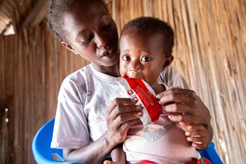 Falia, âgée de 29 mois, reçoit gratuitement le traitement contre la malnutrition aiguë sévère lors du passage de la clinique mobile à Ampadimana, dans le sud-est de Madagascar. Ce traitement est destiné à favoriser sa prise de poids.