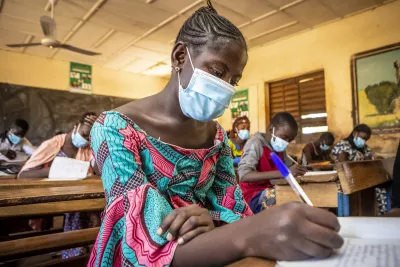 Aichata Togo 15 ans en salle de classe lors des examens du DEF. Le respect des mesures barrières notamment le port du masque est obligatoire. Grace au soutien de l’UNICEF et de ses partenaires, les enfants ont pu retrouver le chemin de l’école pour passer leurs examens de fin d’année ou poursuivre le programme scolaire 2019-2020 dans des conditions respectant les mesures barrières. En effet, avec l’appui de l’UNICEF et de ses partenaires, le Ministère de l’Éducation Nationale a pu fournir les dispositifs