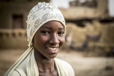 Portrait de Fatoumata Bocoum 13 ans est élève en classe de 7ème année à cause des difficultés d’accès à l’eau potable, elle se rend chaque matin à la mare du village pour transporter de l’eau pour la consommation de la famille et laver les vaisselles avant d’aller à l’école. 