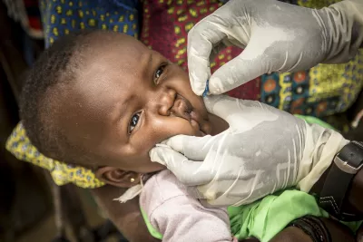 Mamadou Kassé, 29 ans, vaccinateur au centre de santé communautaire de Sofara, vaccine un enfant dans le village de Kombaka.