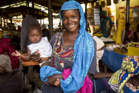 Aminata avce sa fille au marche de Kayes