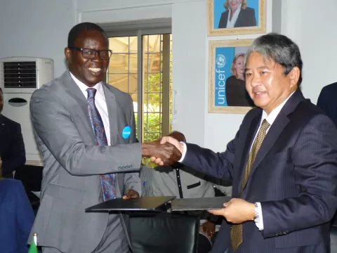 Le Representant de l'UNICEF au Mali et son Excellence l'Ambassadeur du Japon au Mali lors dela ceremonie de signature du projet JICA.