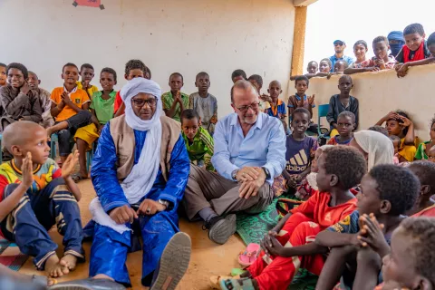 Le 30 août 2023 à Goa, au Mali, le directeur général adjoint de l'UNICEF, Ted Chaiban, visite un espace d'apprentissage temporaire mis en place par l'UNICEF avec le soutien de BMZ. Ces enfants suivent des cours de rattrapage pour préparer la rentrée scolaire sur le site de déplacés de Bawa. Près de 3 000 personnes déplacées, dont plus de la moitié sont des enfants, ont fui la violence, les conflits et/ou l'insécurité alimentaire et ont trouvé refuge dans ce site.