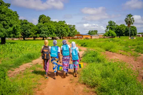 Safiatou Samaké (12 ans) et ses amies, parcourent 3 km chaque jour à pied pour aller à l’école du village de Foulabougou.