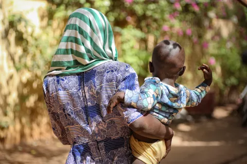 Aichata 20 ans, survivante de MGF et son bébé.