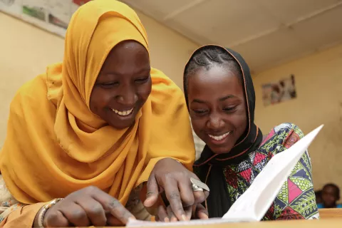 Imamaya Traoré 24 ans  enseignante à l'école Mahamane Fondogoumo de Tombouctou  est en train de suivre la lecture dirigée de Mouli Matalla 10 ans.
