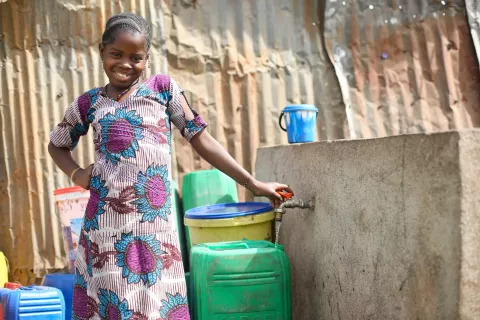 Dicko, 6 ans, est heureuse parce qu'elle a accès à de l'eau potable.