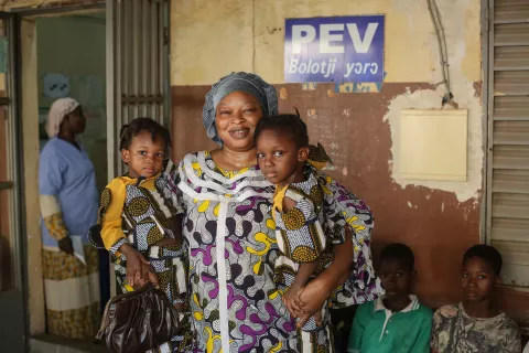 Mme Diarra Korotimi Camara et ses enfants Fatoumata Diarra 4 ans et Djeneba Diarra 2 ans dans la cour du CSREF de la commune 3. le gouvernement du Mali, l'UNICEF et les partenaires techniques et financiers ont ouvert la campagne de vaccination Rougeole -Rubeole afin de protéger 9 millions d'enfants âgés de 9 mois à 14 ans  contre des maladies évitables avec un financement GAVI, The Vaccine Alliance.
